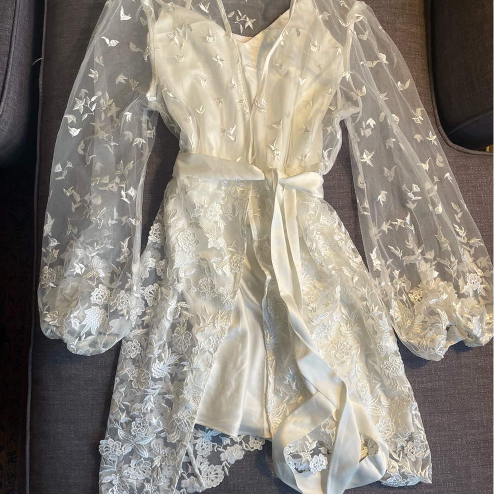 Le Rose Stories
MAYA LACE ROBE - INCLUDES SLIP
